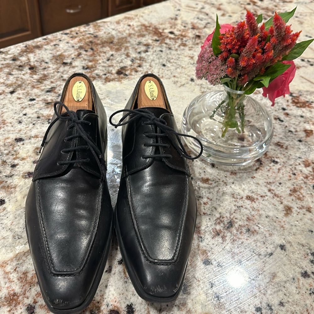 Magnanni. Black. Real leather. Used. Good condition. Some scratches. Look at pic